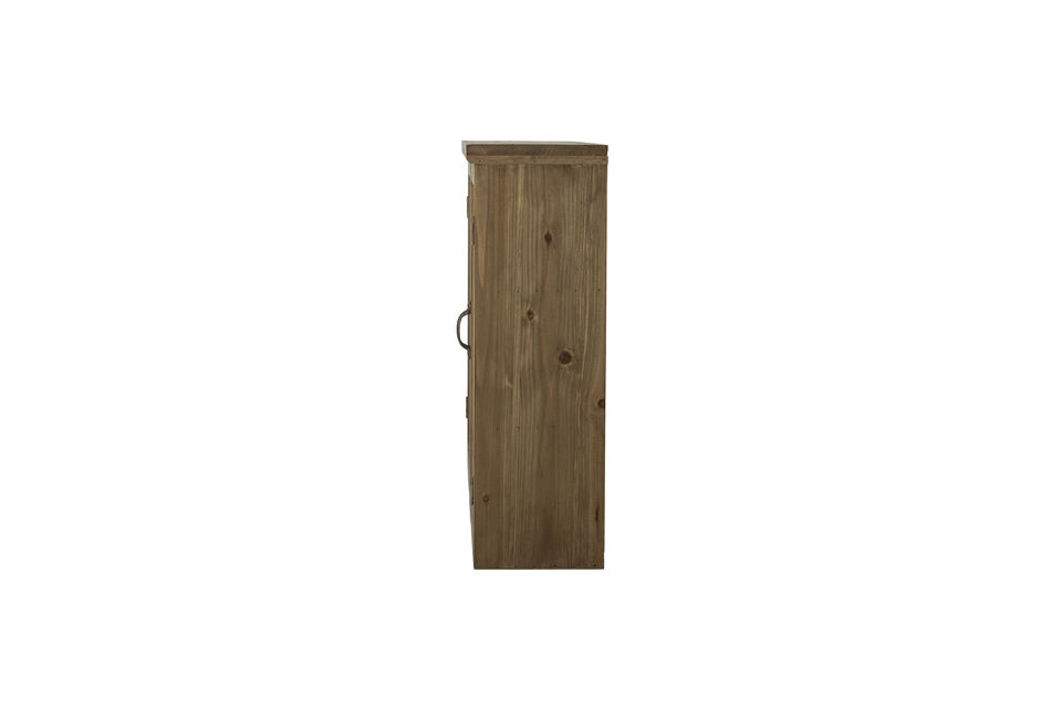 Le maniglie decorative e il legno caldo le conferiscono un aspetto rustico e affascinante