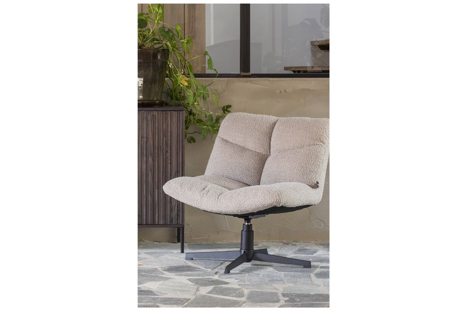 With this Vinny swivel chair from the Dutch brand WOOOD you will get a wonderfully comfortable seat
