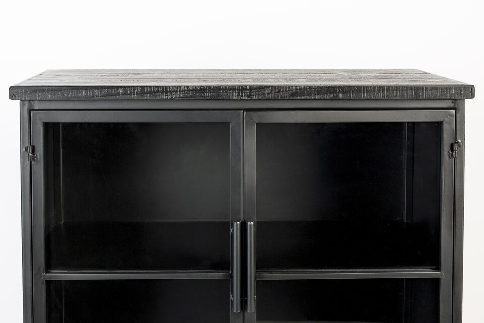 Fabricado en madera finamente biselada y metal resistente