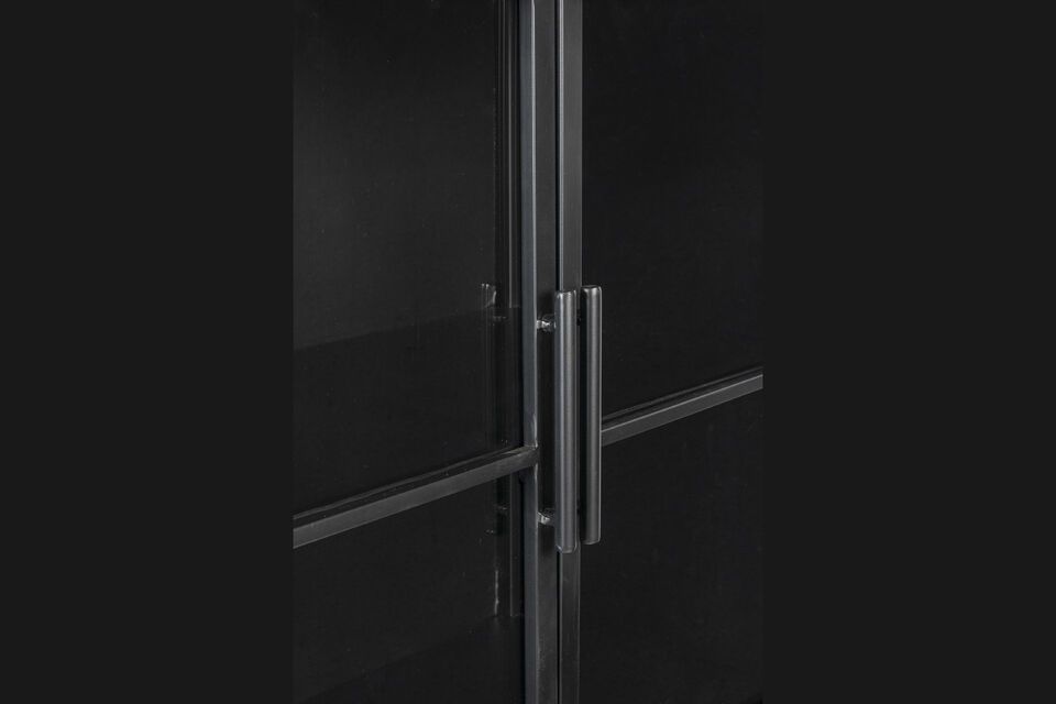 Este original mueble cuenta con puertas magnéticas de cristal que se abren para revelar tres