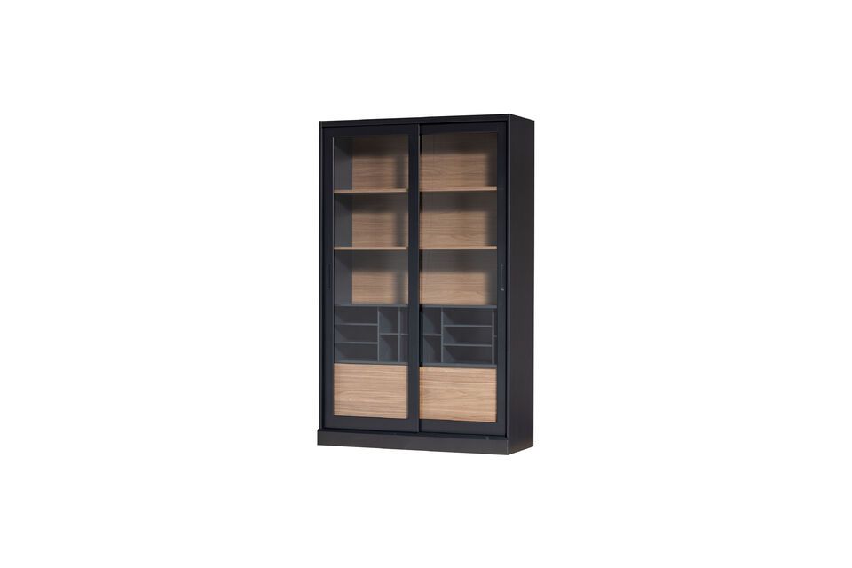 L\'intérieur de l\'armoire a la couleur naturelle du bois
