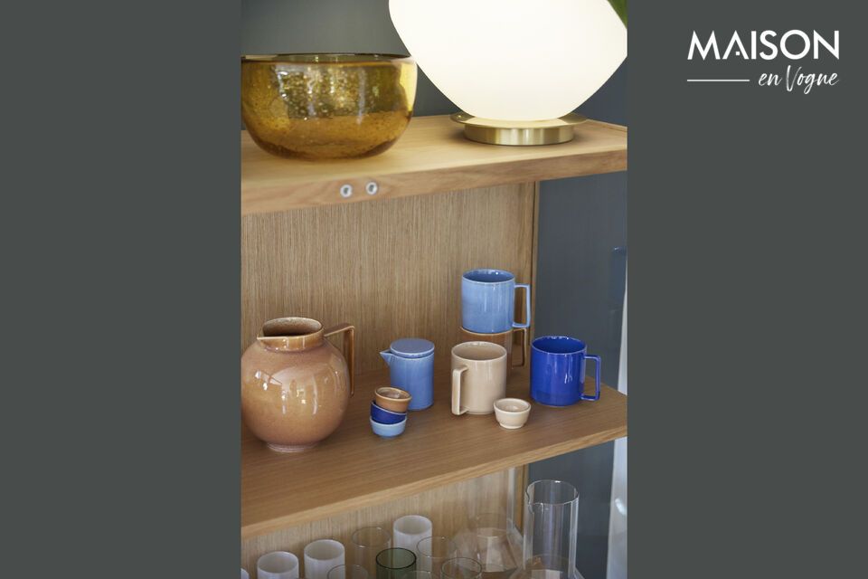 La vitrine Panorama en verre et bois clair est le choix idéal pour exposer vos objets de collection