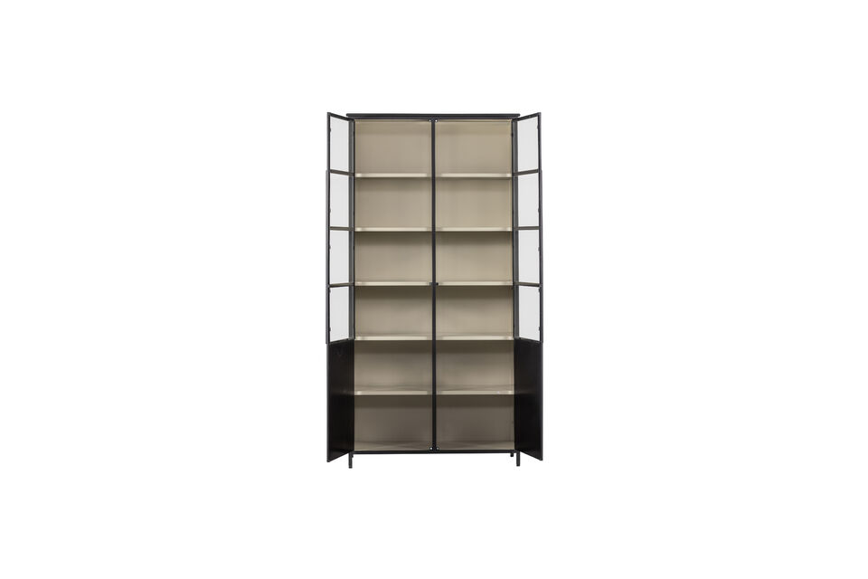Ses étagères métalliques offrent un superbe espace d\'exposition pour vos objets de décoration