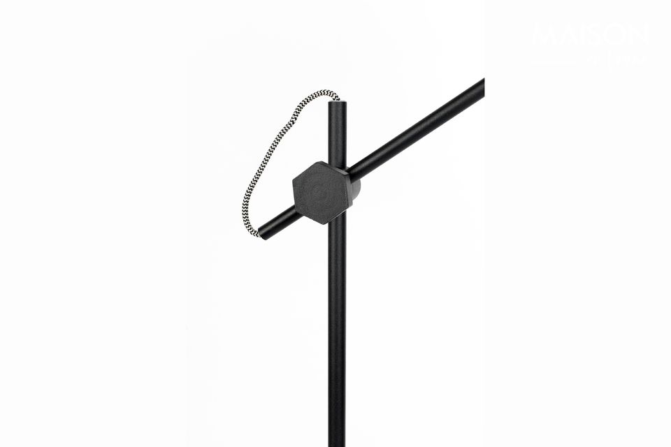 Gemonteerd op een 135,50 cm hoge voet, is deze mooie vloerlamp zeer functioneel