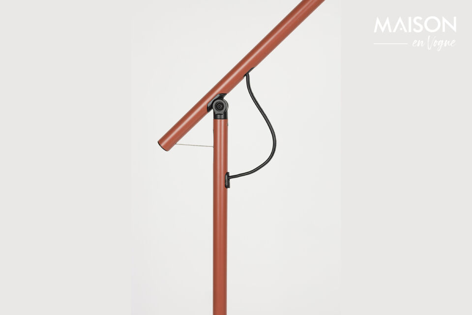 Deze lamp heeft een simplistisch design en is verstelbaar