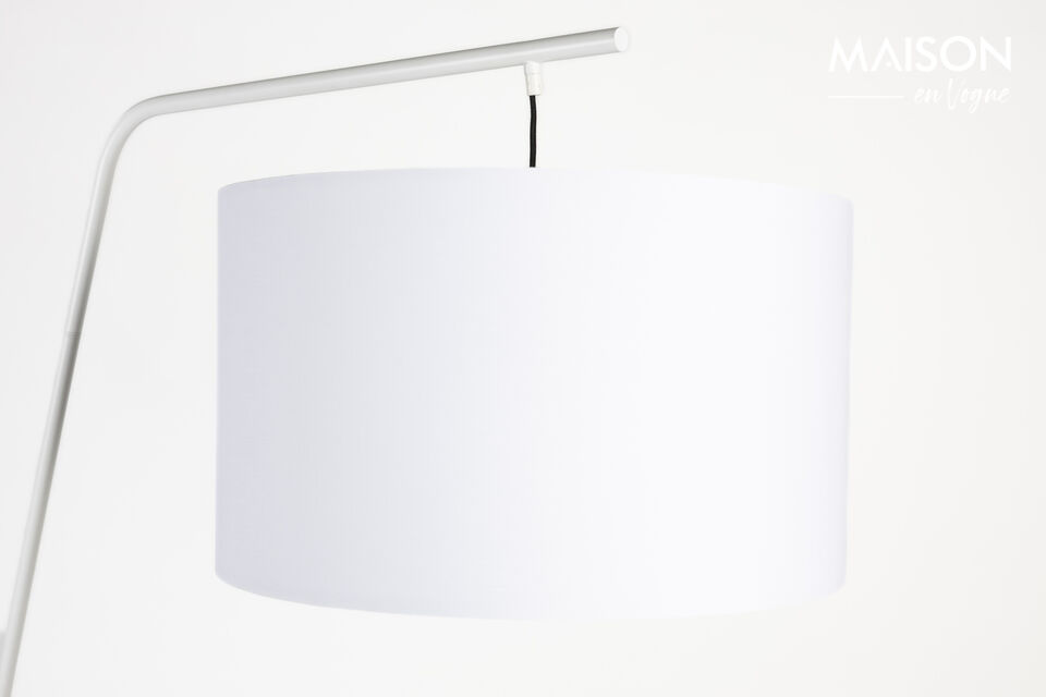 Met zijn strakke ontwerp en elegante rondingen combineert deze lamp moeiteloos moderne stijl met