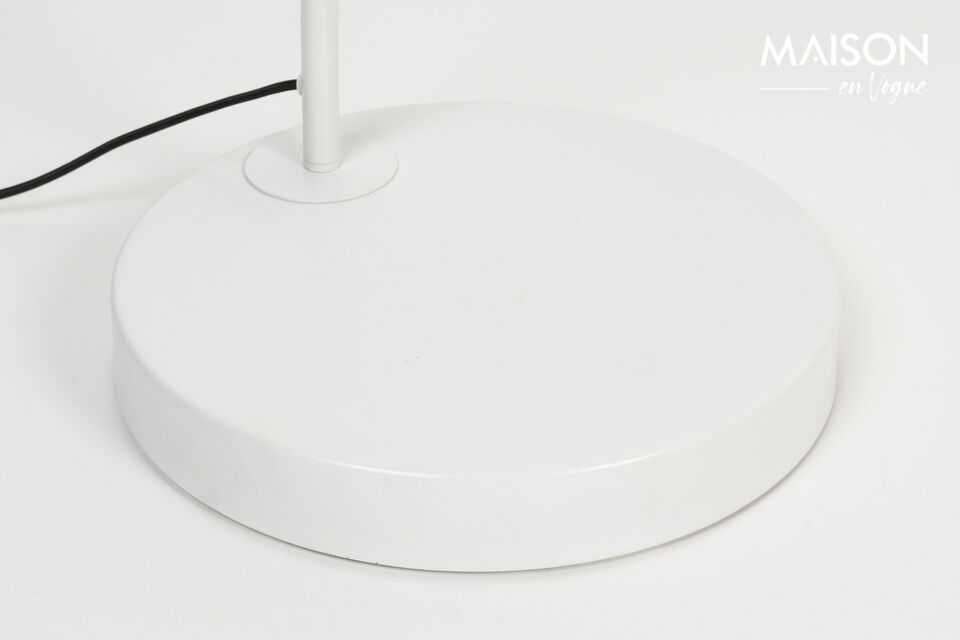 De lamp heeft een gekleurde metalen buis en een metalen voet