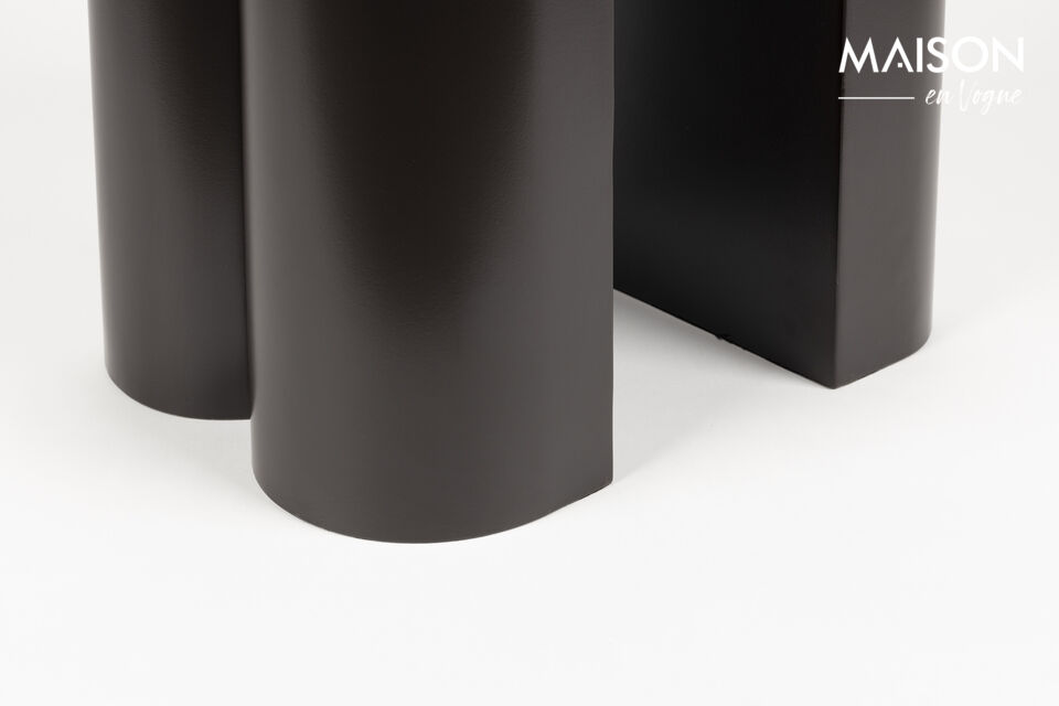 Voeg een vleugje stijl toe aan je ruimte met de veelzijdige Shape kruk, of gebruik als bijzettafel