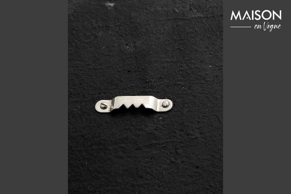Die Oberfläche aus recycelter Baumwolle fühlt sich weich an und erhält durch das Mattschwarz