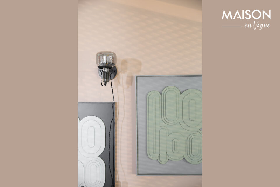 Verhoog de sfeer in elke kamer met de Hazy wandlamp van Zuiver