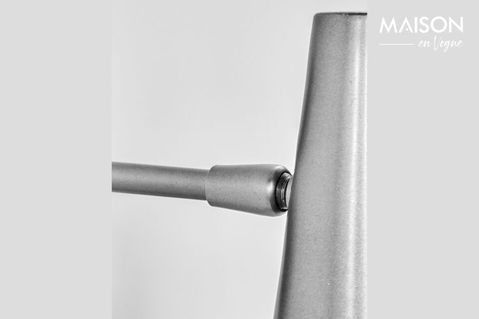 De HDPrecise wandlamp is handgemaakt van ijzer met een tijdloze en industriële zilveren afwerking