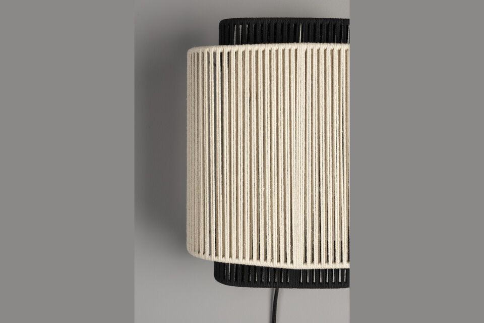 Diese Tisch- und Wandleuchte schaffen sowohl im eingeschalteten als auch im ausgeschalteten Zustand