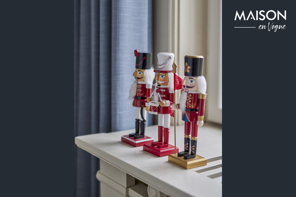 Die Darren Deko von Bloomingville ist ein Set aus drei handbemalten Weihnachtsfiguren in Rot mit