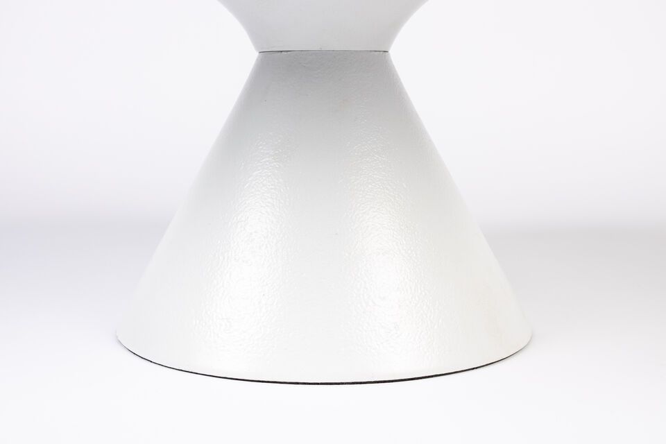 What\'s more, with a weight of 10 kg, it offers stability and sturdiness without being cumbersome