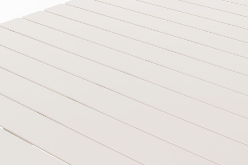 Available in two sizes, this table meets every need, whether for a large garden or a small terrace