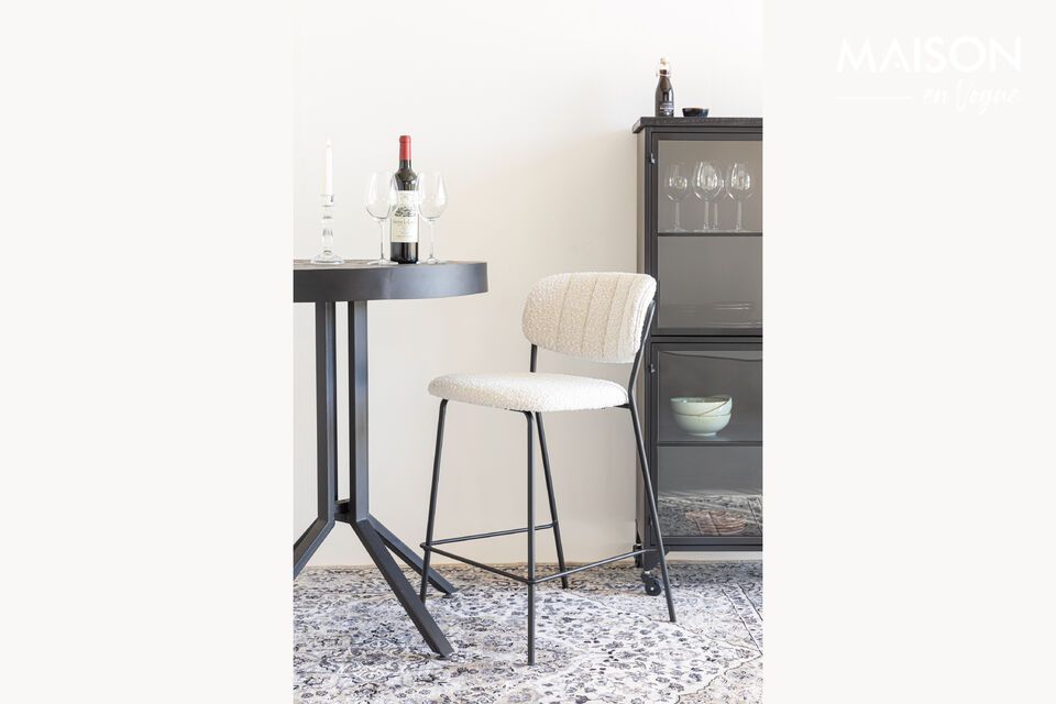 Bring elegance and luminosity to your interior with the Jolien chair.