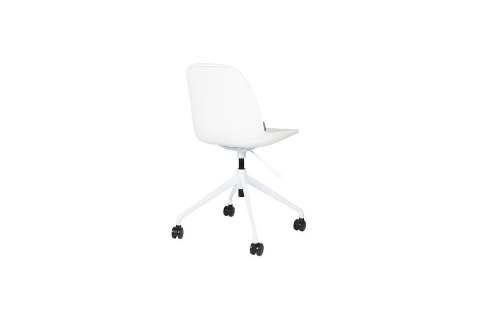 The chair\'s dimensions, with a width of 52 cm, a depth of 45 cm and a height of 84
