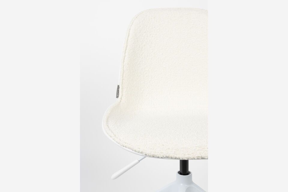 Weighing just 7 kg, it\'s easy to maneuver, allowing you to move effortlessly around your workspace