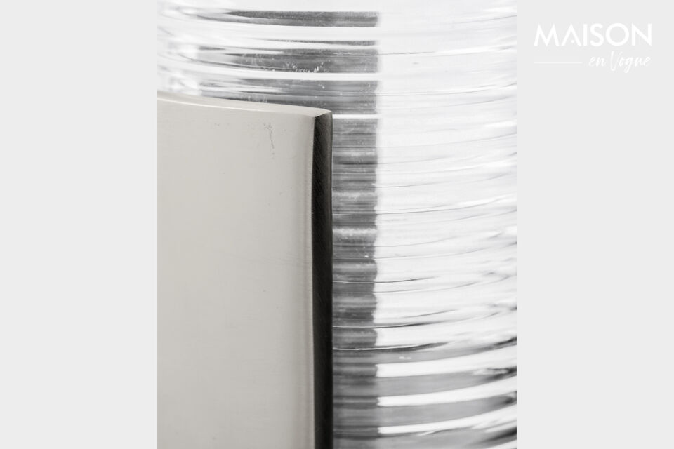 Der elegante und industrielle Kerzenhalter HDIndie kombiniert strukturiertes Glas mit Aluminium in