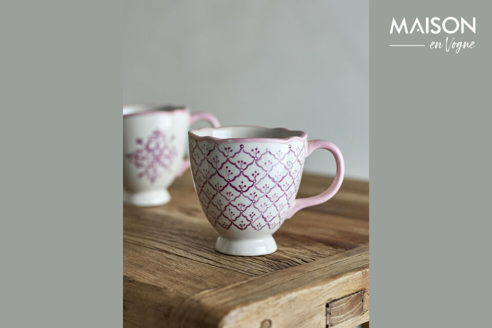 De Wonderland Mug van Bloomingville is een set van vier steengoed mokken in een zachte rose kleur