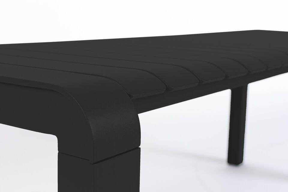 Of je hem nu gebruikt naast de tafel uit dezelfde collectie of op zichzelf