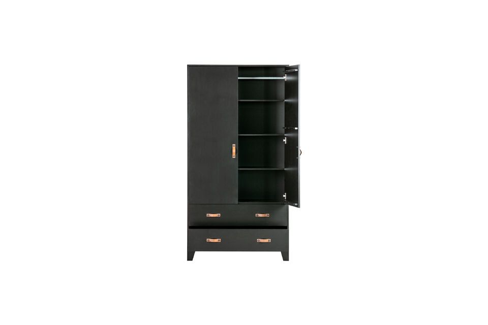 Dankzij het moderne en stabiele uiterlijk past deze kast in veel slaapkamers