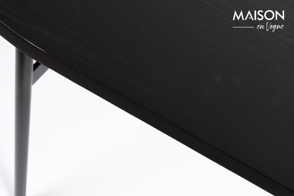 De eettafel Marcio is verkrijgbaar in een strakke zwarte kleur en past moeiteloos in elk modern